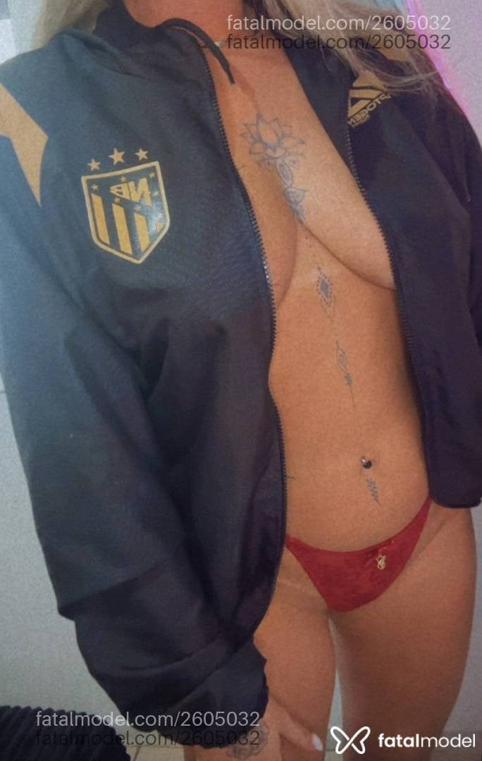 Acompanhante mulher loira (o) de olhos castanhos - Nathi