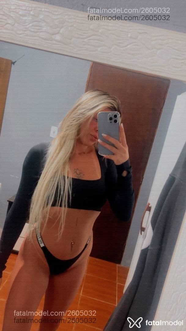 Acompanhante mulher loira (o) de olhos castanhos - Nathi