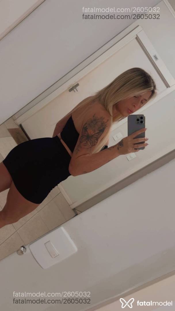 Acompanhante mulher loira (o) de olhos castanhos - Nathi