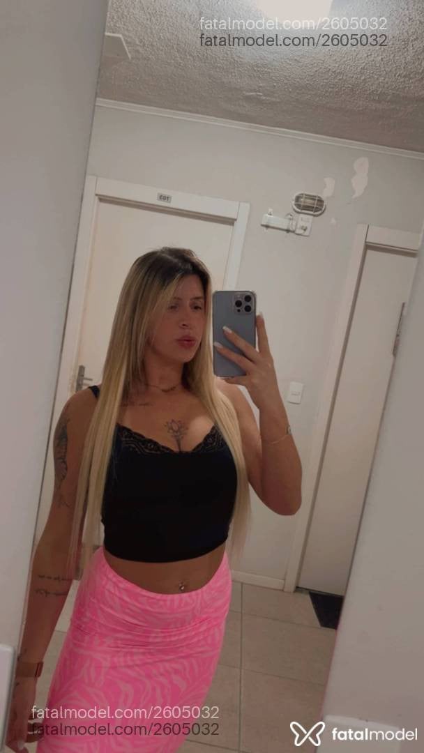 Acompanhante mulher loira (o) de olhos castanhos - Nathi