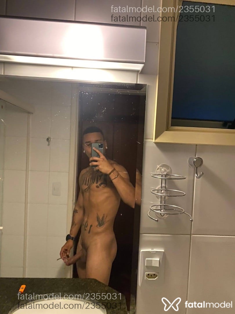 Acompanhante homem com cabelo castanho de olhos castanhos em Taubaté Acompanhante homem com cabelo castanho de olhos castanhos em Taubaté - Mlkcote