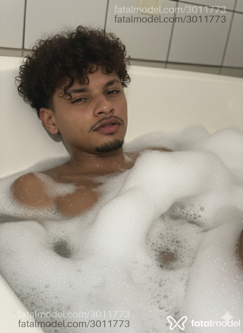 Acompanhante homem com cabelo castanho de olhos castanhos em Piraquara Acompanhante homem com cabelo castanho de olhos castanhos em Piraquara - Juninho
