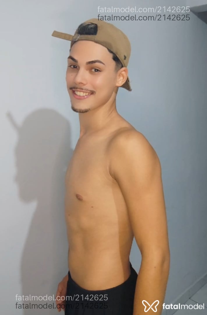 Acompanhante homem com cabelo castanho de olhos pretos em São Paulo Acompanhante homem com cabelo castanho de olhos pretos em São Paulo - Edd