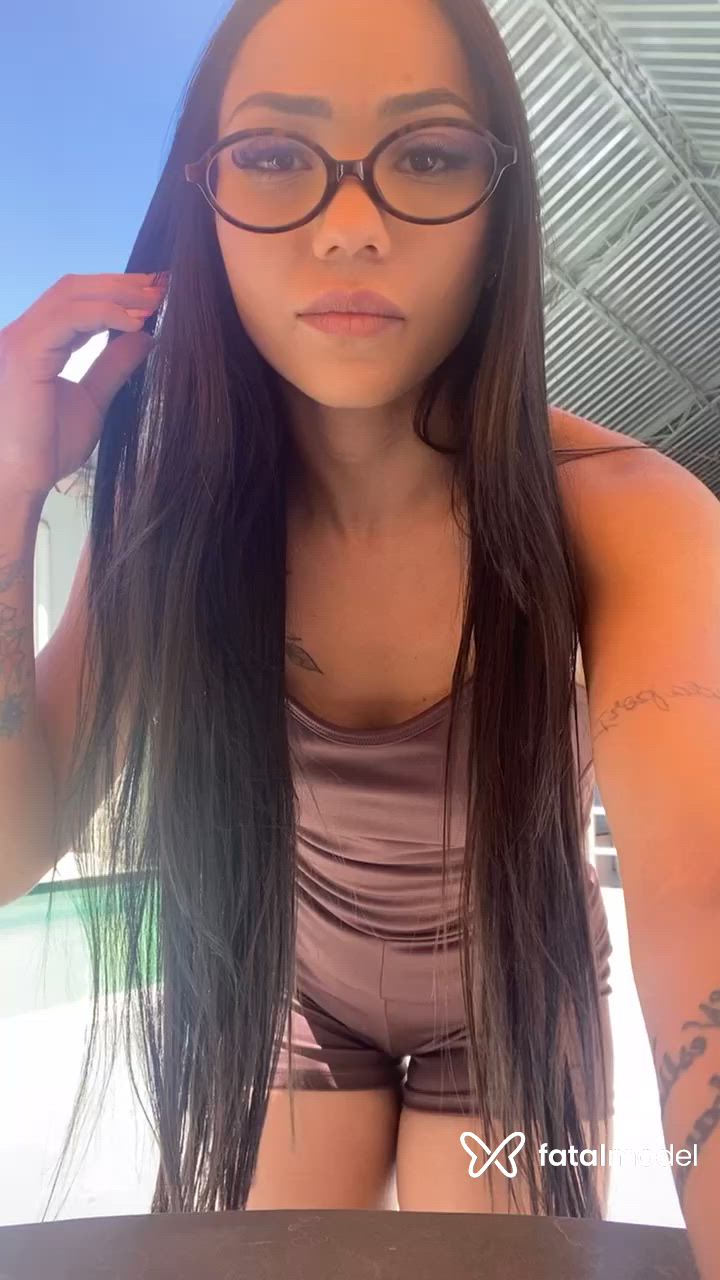 Acompanhante mulher morena (o) de olhos pretos - Milena
