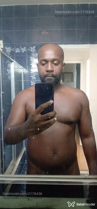 Acompanhante homem sem cabelo de olhos castanhos em Rio de Janeiro Acompanhante homem sem cabelo de olhos castanhos em Rio de Janeiro - Negroteu