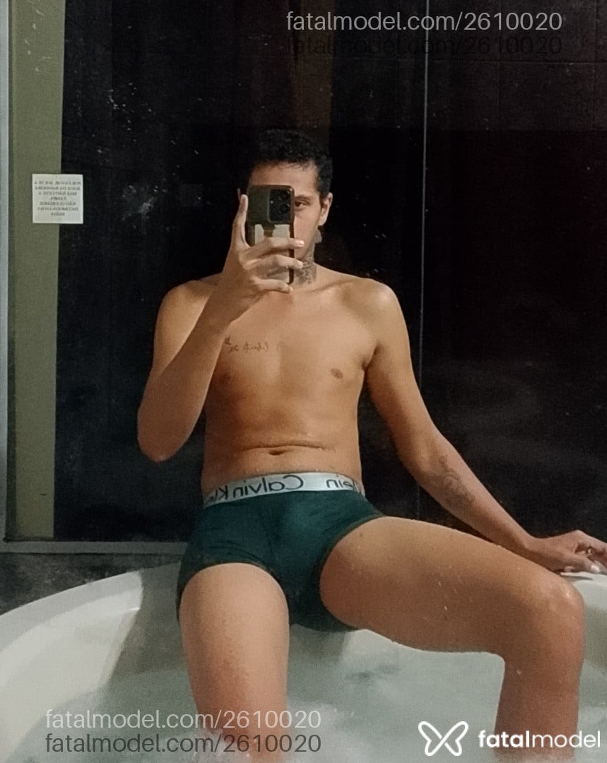 Acompanhante homem com cabelo castanho de olhos mel - Caio Ferreira