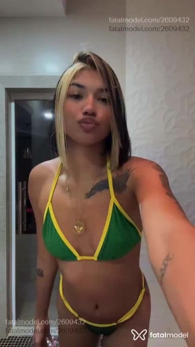 Acompanhante mulher morena (o) de olhos mel - Cristal