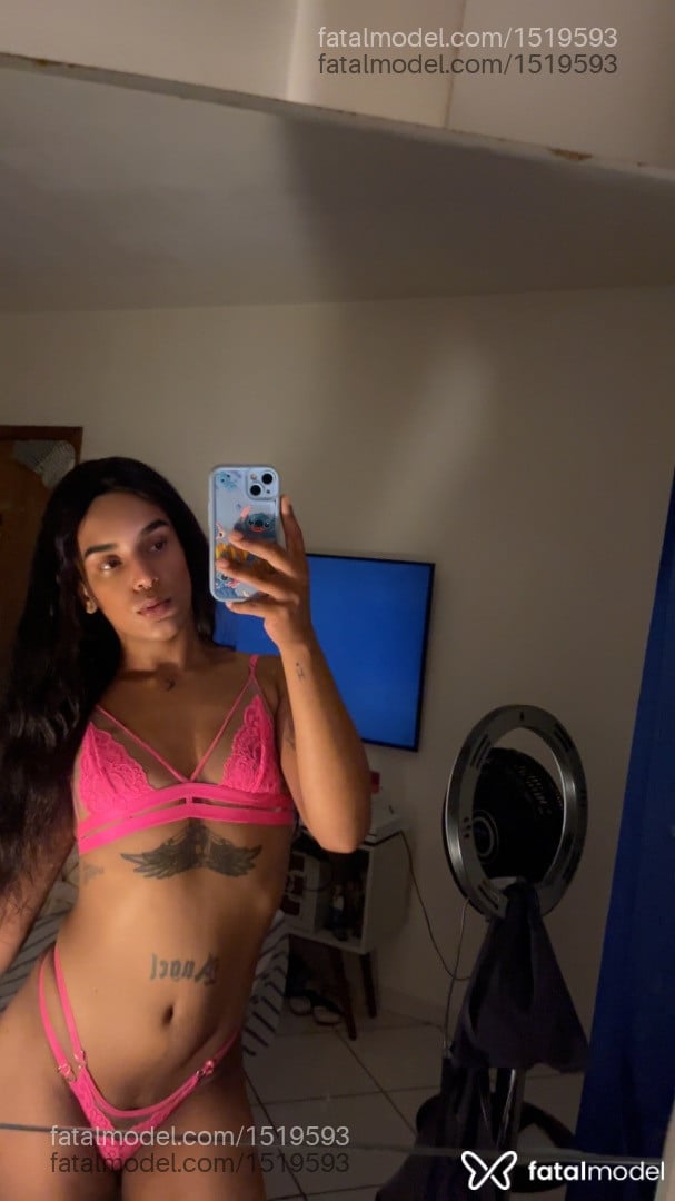 Acompanhante mulher trans com cabelo castanho de olhos castanhos em Bombinhas - Lyrena