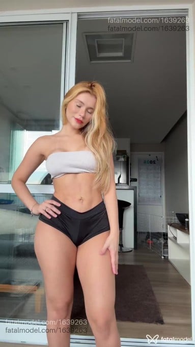 Acompanhante mulher loira (o) de olhos castanhos em Virtual - LAINE
