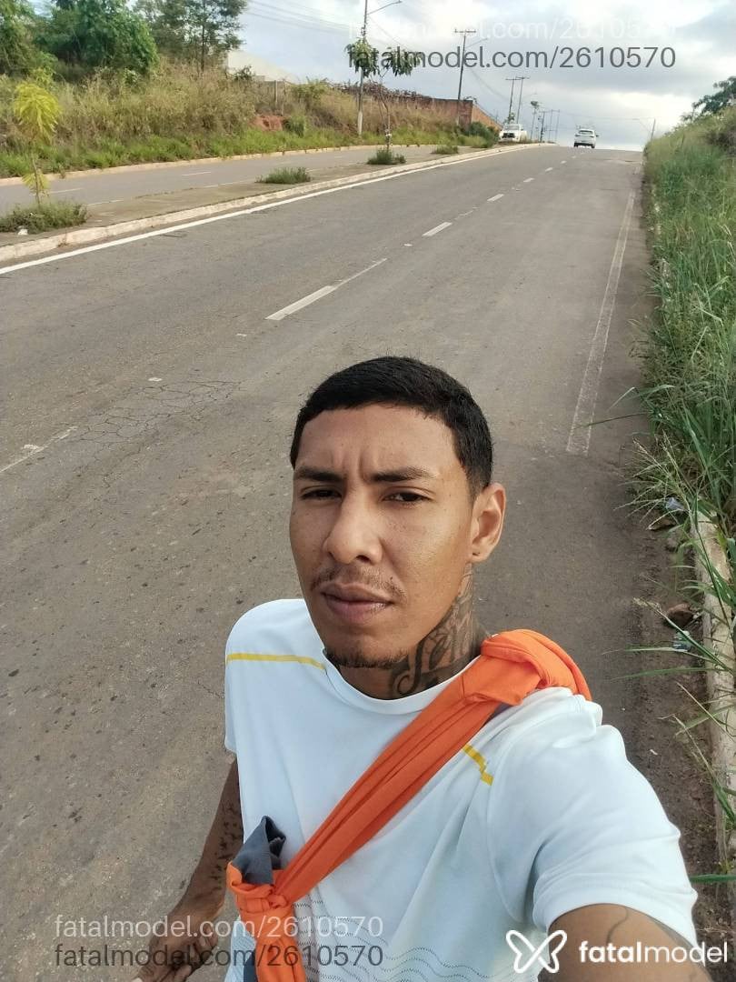 Acompanhante homem com cabelo castanho de olhos castanhos - Anjonegro