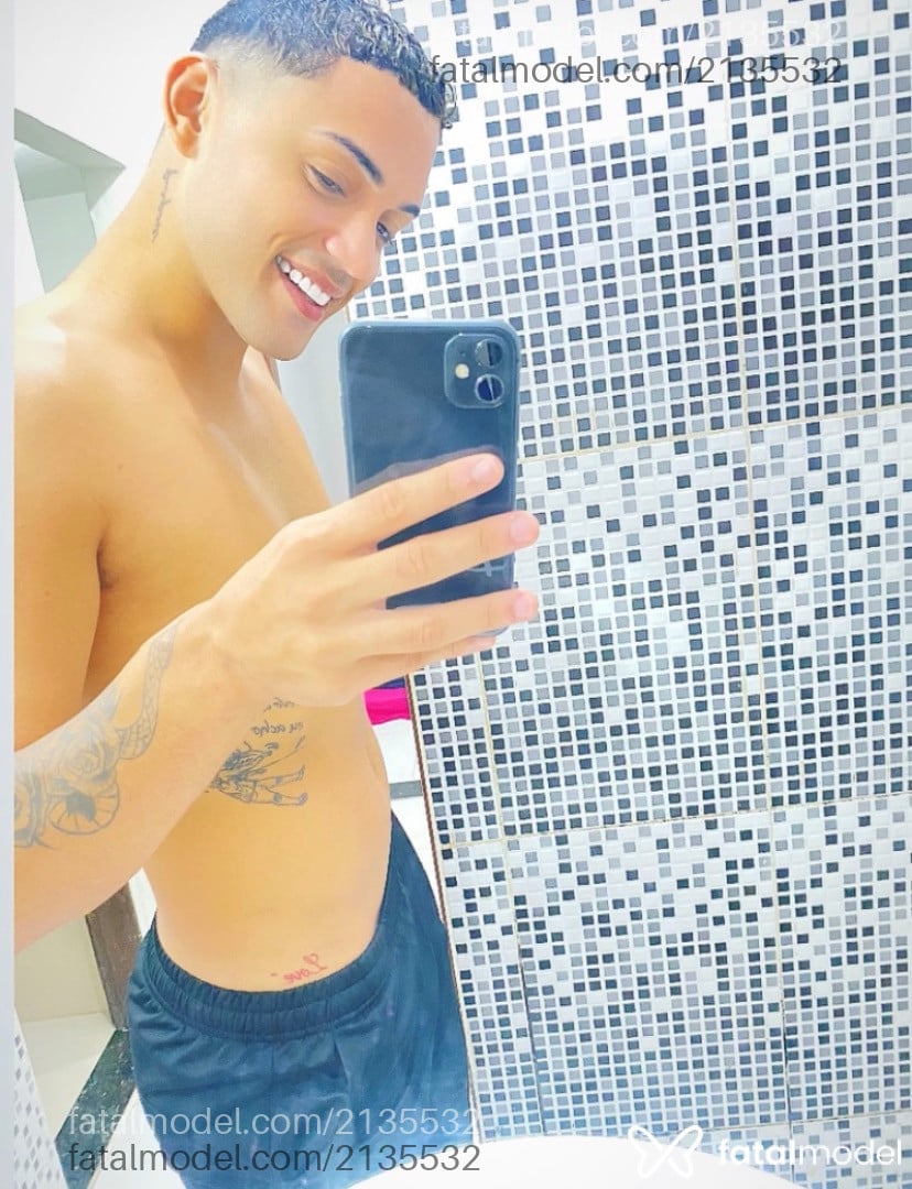 Acompanhante homem com cabelo grisalho de olhos mel em Salvador - Astro Rey