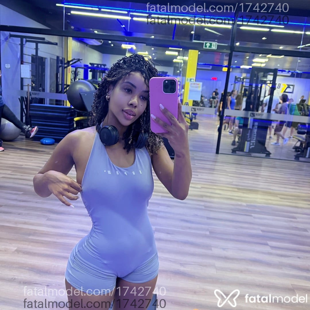 Acompanhante mulher com cabelo colorido de olhos pretos em Florianópolis - Evelyn Moreau
