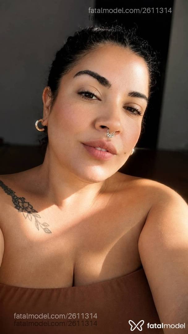 Acompanhante mulher com cabelo castanho de olhos verdes - Carla