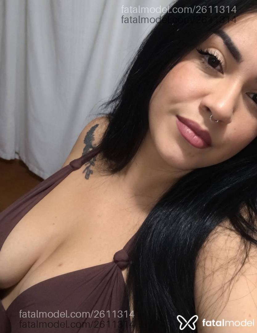 Acompanhante mulher com cabelo castanho de olhos verdes - Carla
