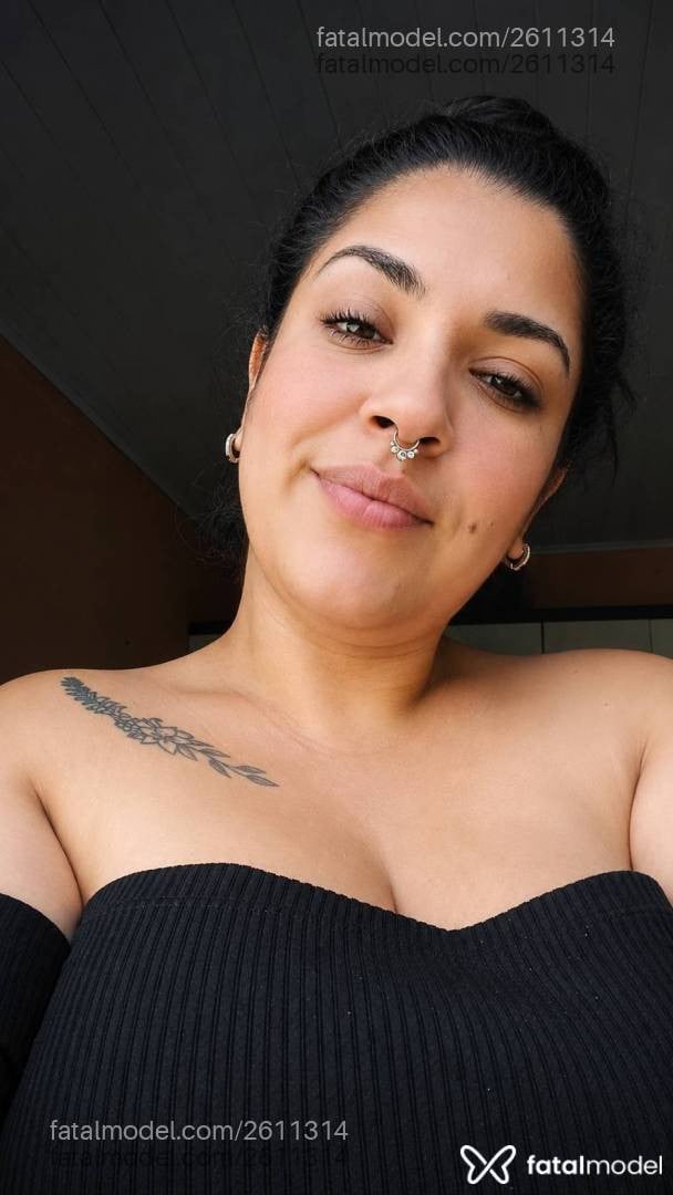 Acompanhante mulher com cabelo castanho de olhos verdes - Carla