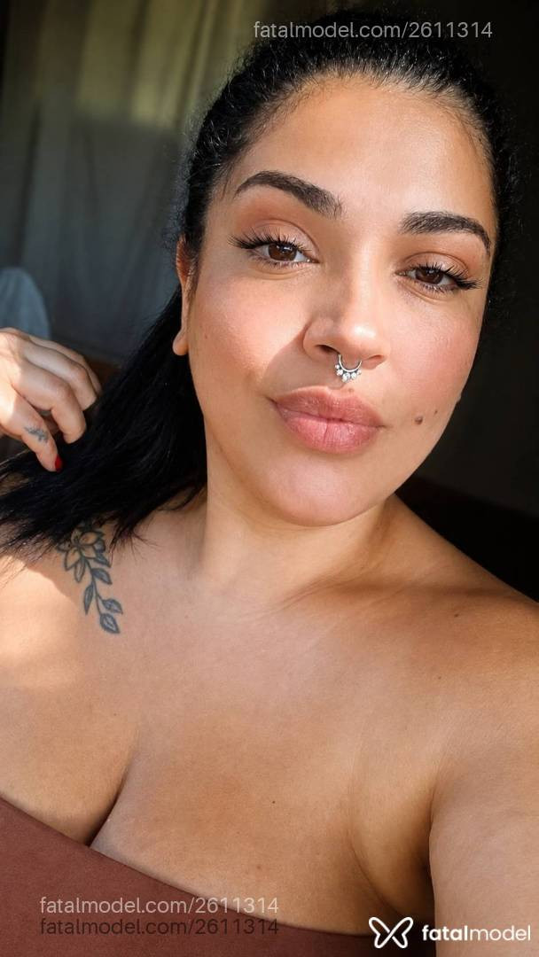 Acompanhante mulher com cabelo castanho de olhos verdes - Carla Acompanhante mulher com cabelo castanho de olhos verdes - Carla