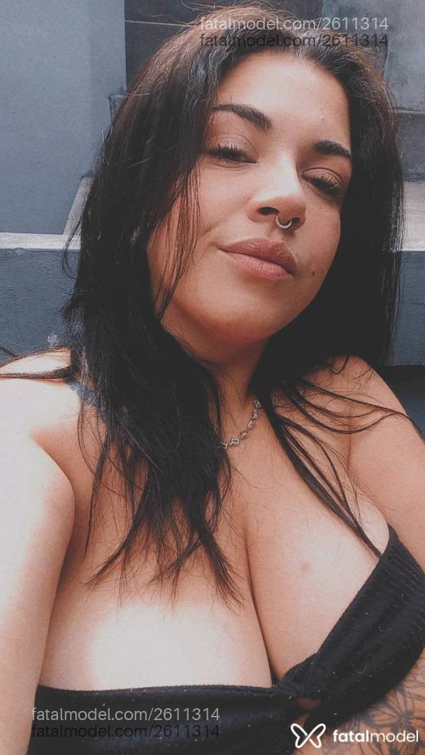 Acompanhante mulher com cabelo castanho de olhos verdes - Carla