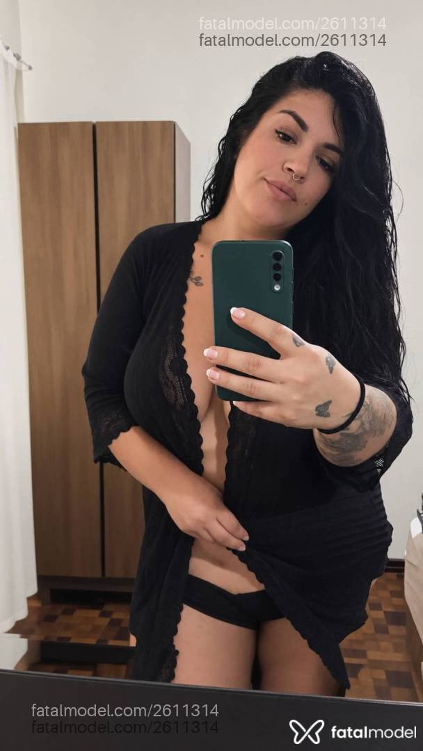 Acompanhante mulher com cabelo castanho de olhos verdes - Carla