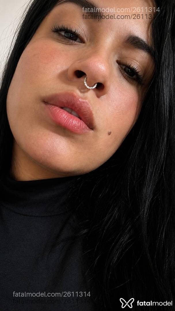 Acompanhante mulher com cabelo castanho de olhos verdes - Carla