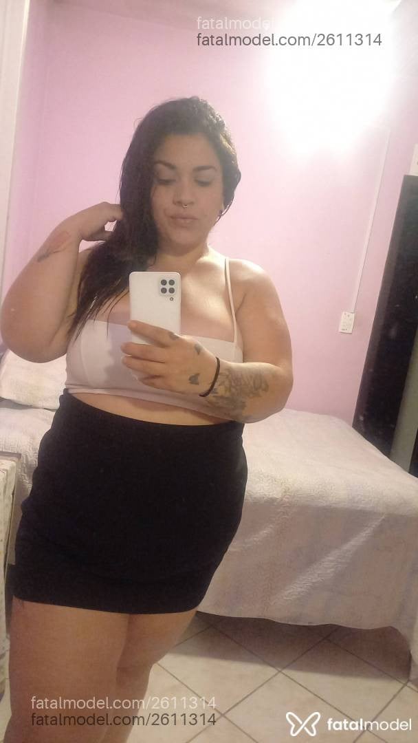 Acompanhante mulher com cabelo castanho de olhos verdes - Carla