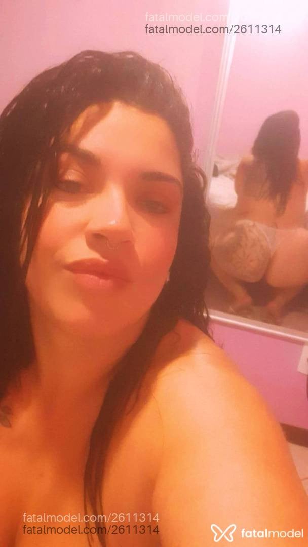 Acompanhante mulher com cabelo castanho de olhos verdes - Carla