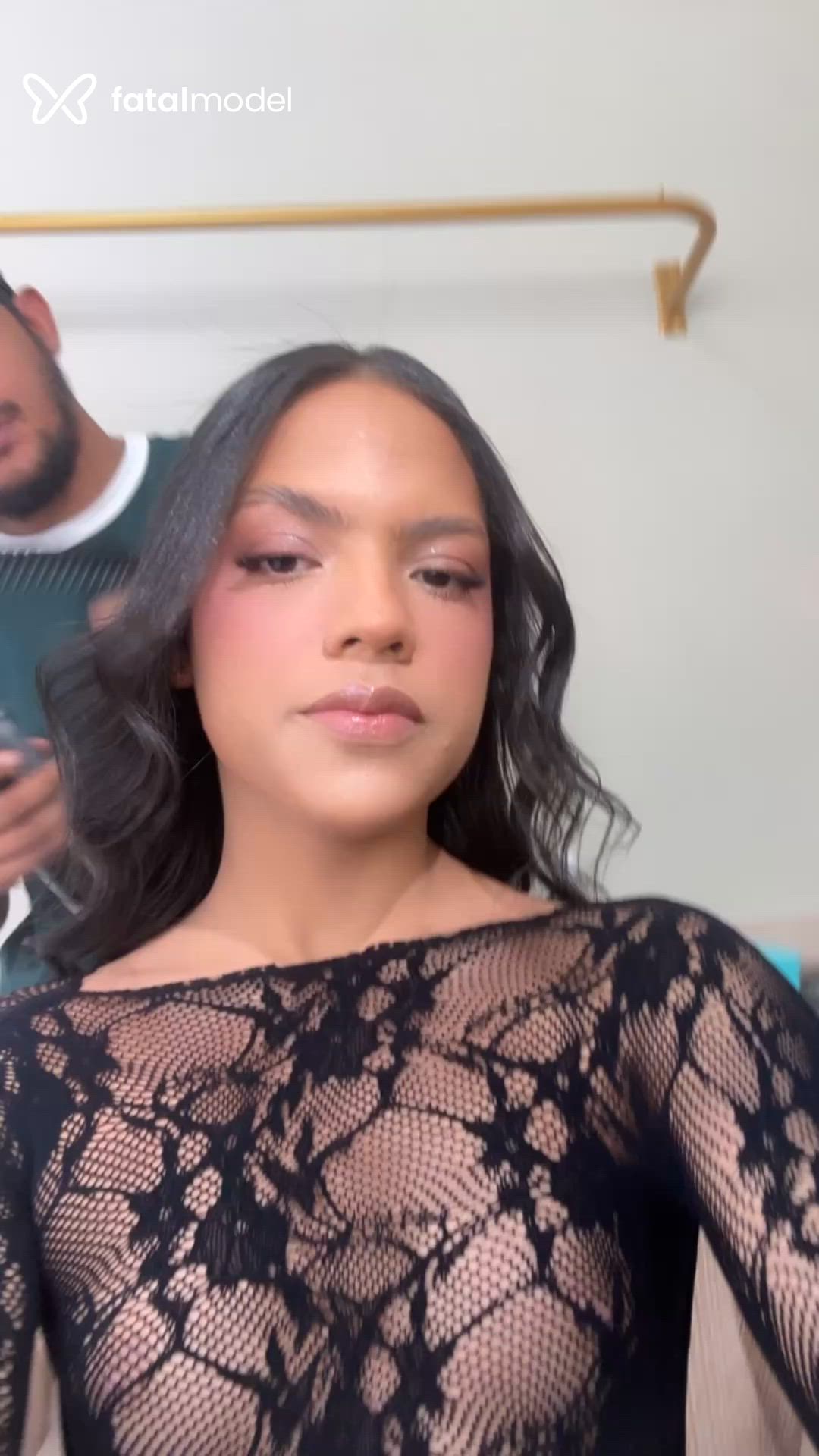 Acompanhante mulher trans com cabelo castanho de olhos pretos - Rayane