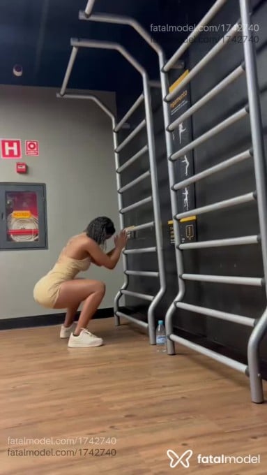 Acompanhante mulher com cabelo colorido de olhos pretos em Florianópolis - Evelyn Moreau