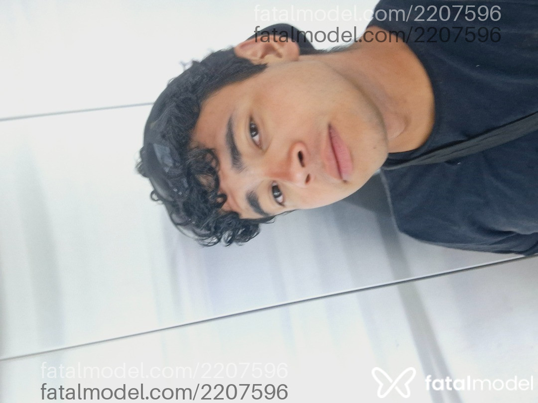 Acompanhante homem com cabelo grisalho de olhos pretos em Itapema - Lucas Pereira