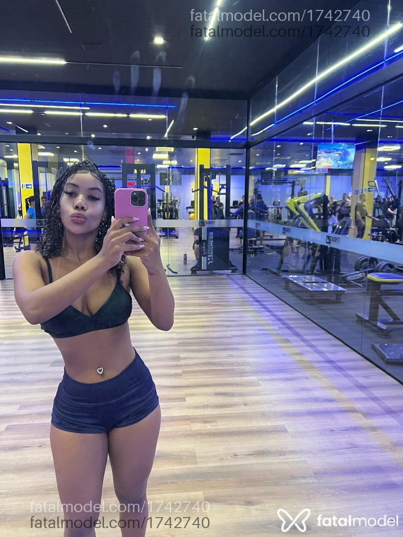 Acompanhante mulher com cabelo colorido de olhos pretos em Florianópolis - Evelyn Moreau