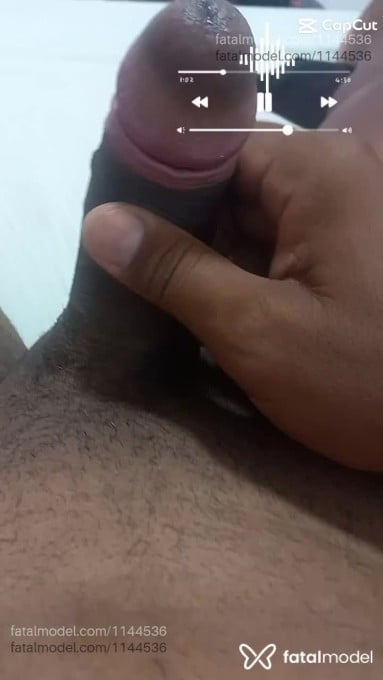 Acompanhante homem sem cabelo de olhos pretos - Ronyygg