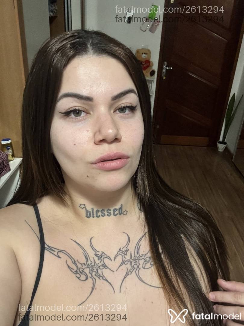 Acompanhante mulher com cabelo castanho de olhos verdes - Mirela Angel
