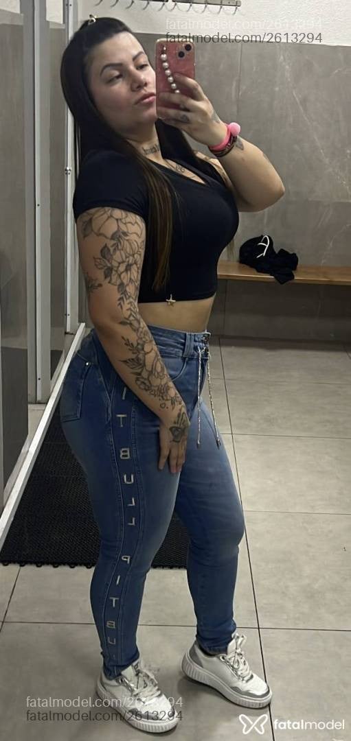 Acompanhante mulher com cabelo castanho de olhos verdes - Mirela Angel