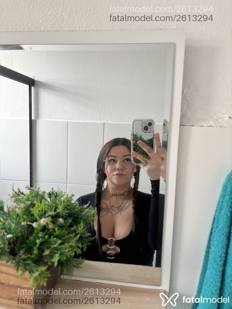 Acompanhante mulher com cabelo castanho de olhos verdes - Mirela Angel