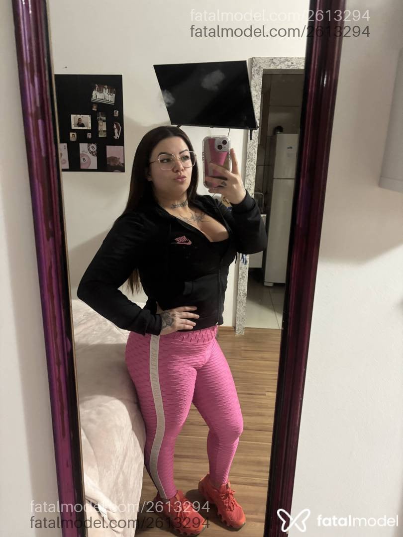 Acompanhante mulher com cabelo castanho de olhos verdes - Mirela Angel