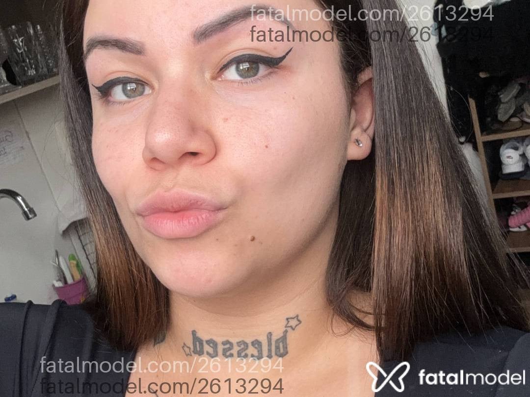 Acompanhante mulher com cabelo castanho de olhos verdes - Mirela Angel