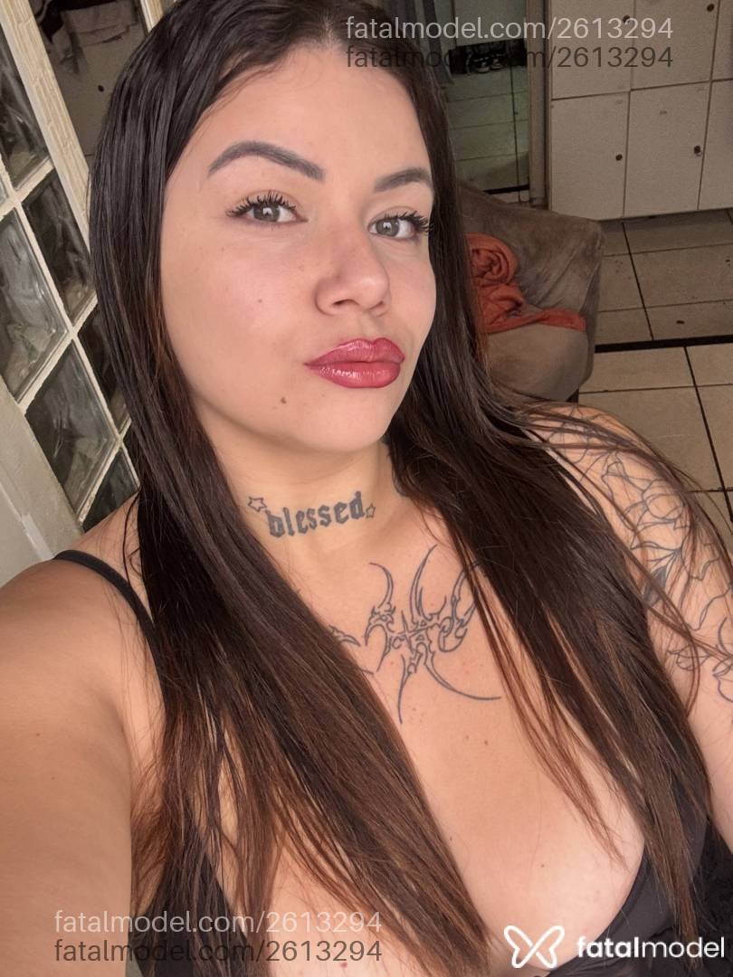 Acompanhante mulher com cabelo castanho de olhos verdes - Mirela Angel