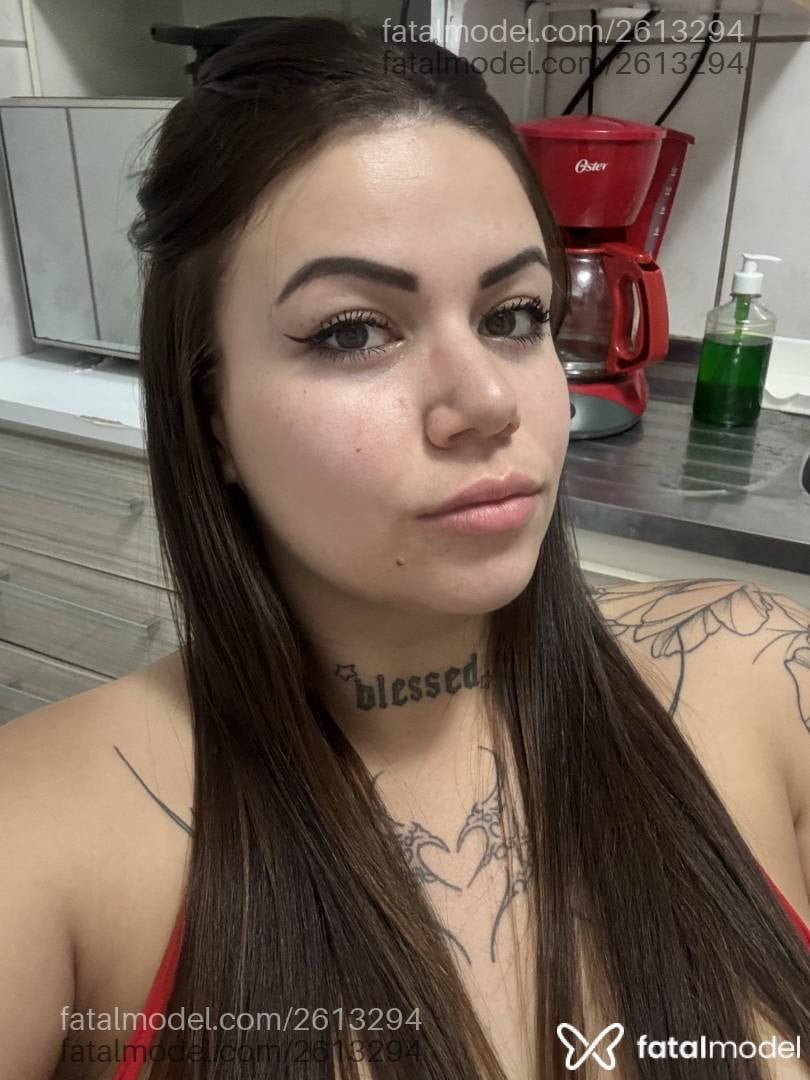 Acompanhante mulher com cabelo castanho de olhos verdes - Mirela Angel