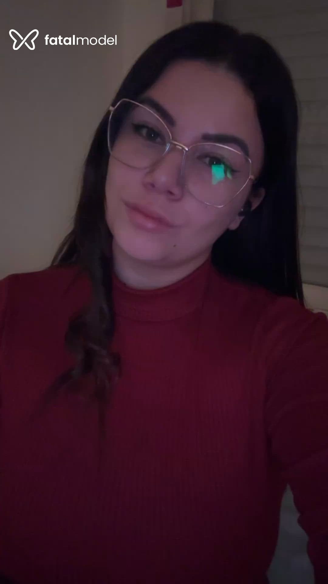 Acompanhante mulher com cabelo castanho de olhos verdes - Mirela Angel