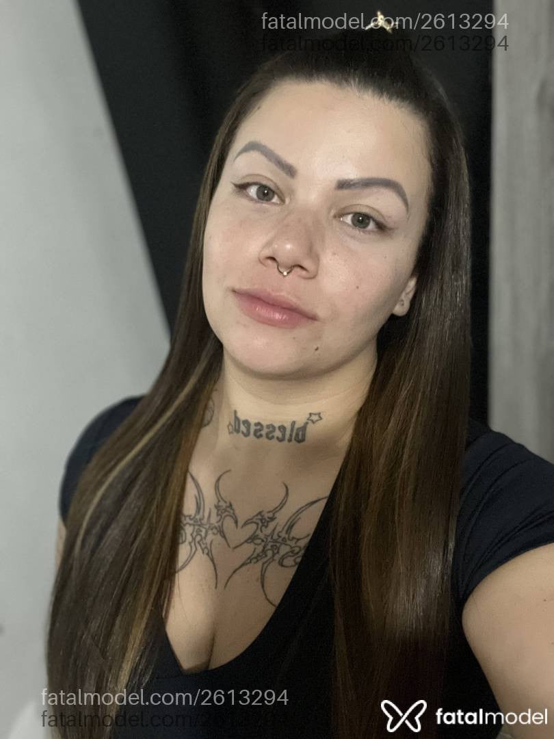 Acompanhante mulher com cabelo castanho de olhos verdes - Mirela Angel