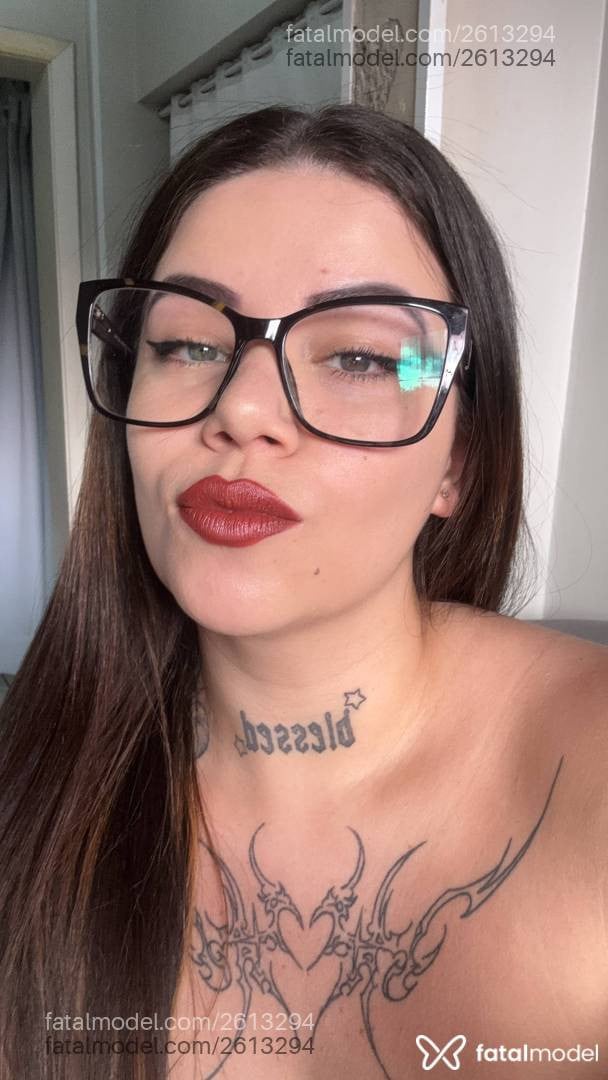 Acompanhante mulher com cabelo castanho de olhos verdes - Mirela Angel