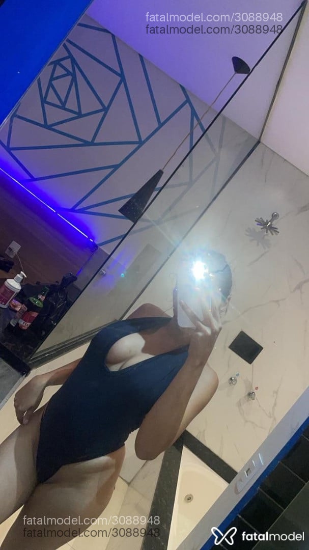 Acompanhante mulher morena (o) de olhos pretos em Virtual Acompanhante mulher morena (o) de olhos pretos em Virtual - Manuella