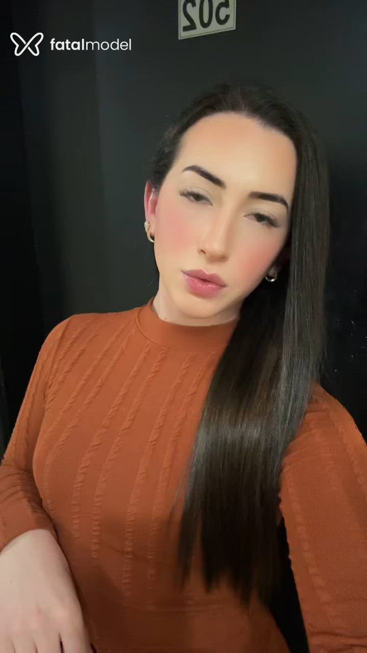 Acompanhante mulher trans com cabelo castanho de olhos castanhos - Elyse Soares