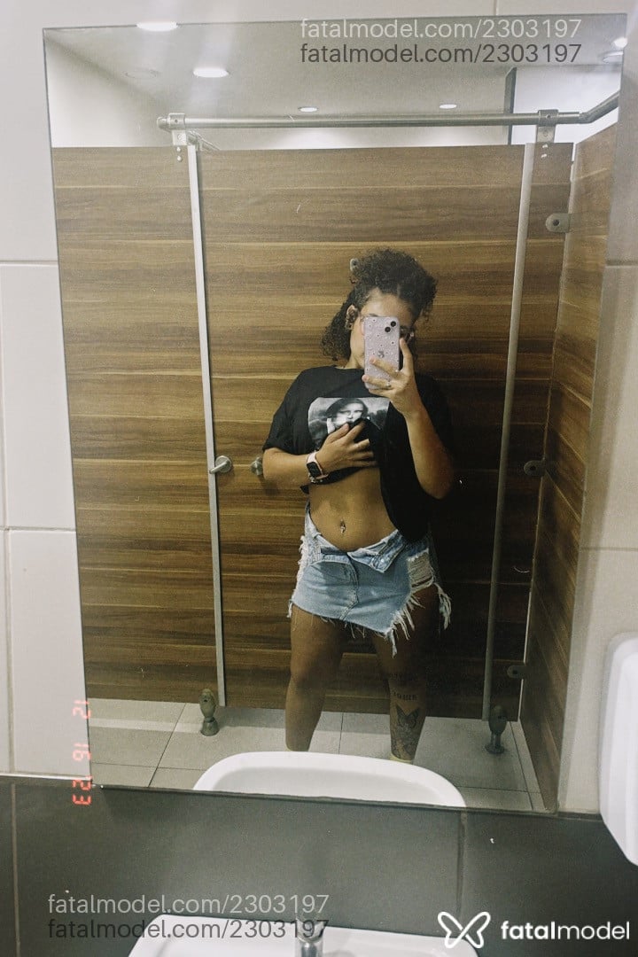 Acompanhante mulher morena (o) de olhos verdes - Gio