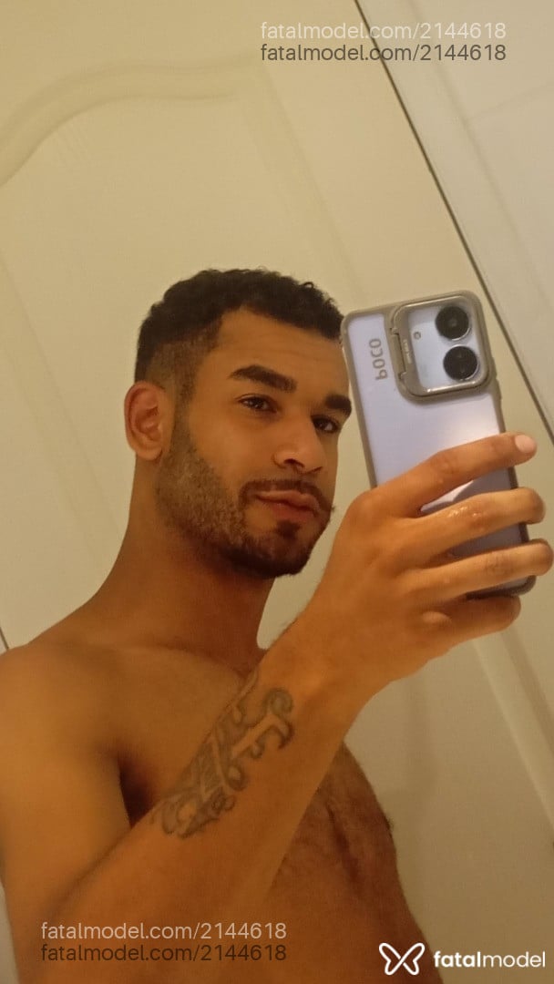 Acompanhante homem com cabelo castanho de olhos castanhos em Belo Horizonte Acompanhante homem com cabelo castanho de olhos castanhos em Belo Horizonte - Pedrinho