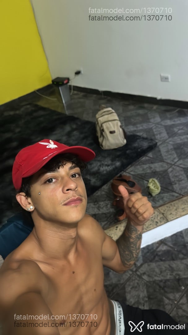 Acompanhante homem com cabelo castanho de olhos castanhos em Campo Grande Acompanhante homem com cabelo castanho de olhos castanhos em Campo Grande - Rafael