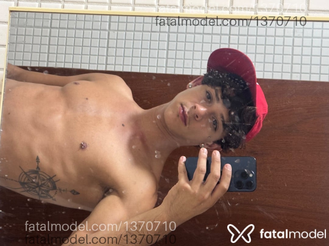 Acompanhante homem com cabelo castanho de olhos castanhos em Campo Grande Acompanhante homem com cabelo castanho de olhos castanhos em Campo Grande - Rafael