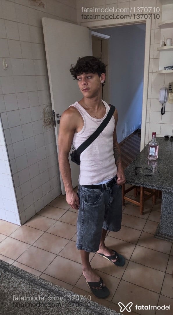 Acompanhante homem com cabelo castanho de olhos castanhos em Campo Grande Acompanhante homem com cabelo castanho de olhos castanhos em Campo Grande - Rafael