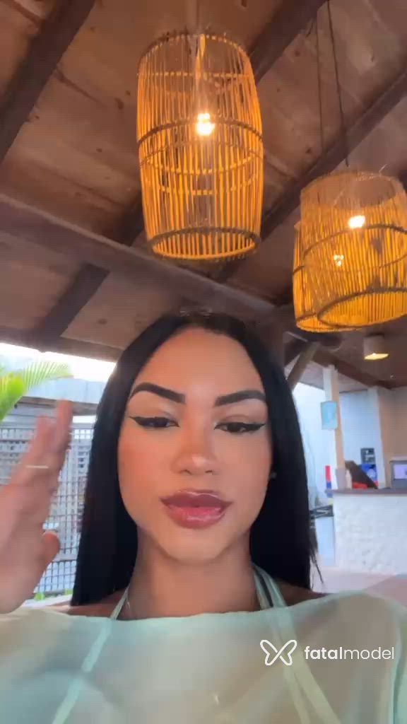Acompanhante mulher morena (o) de olhos pretos - Capytu