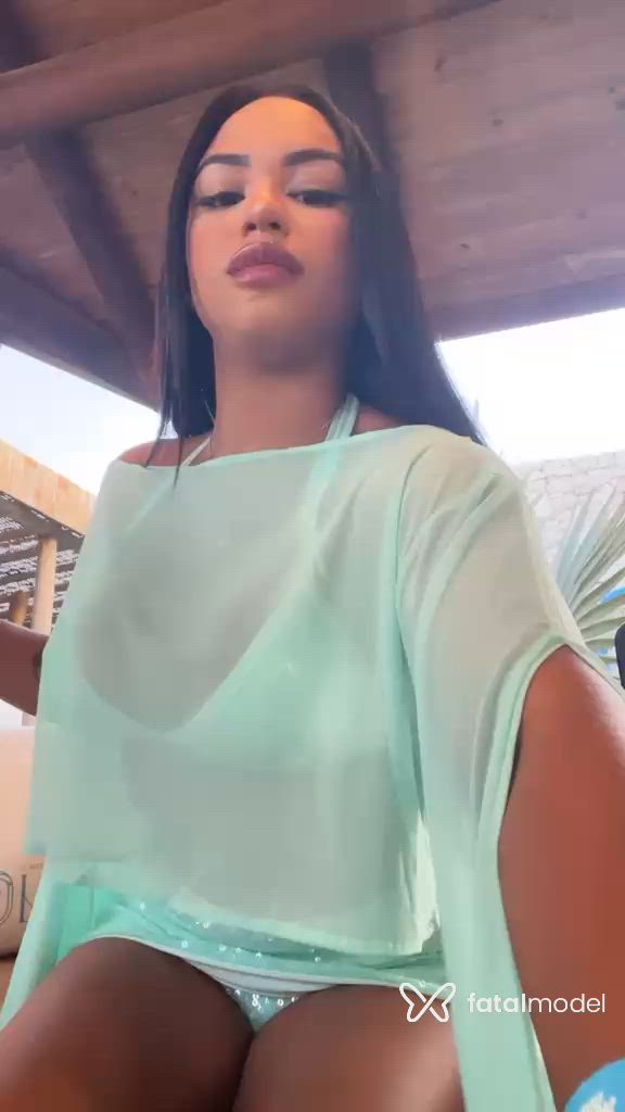 Acompanhante mulher morena (o) de olhos pretos - Capytu