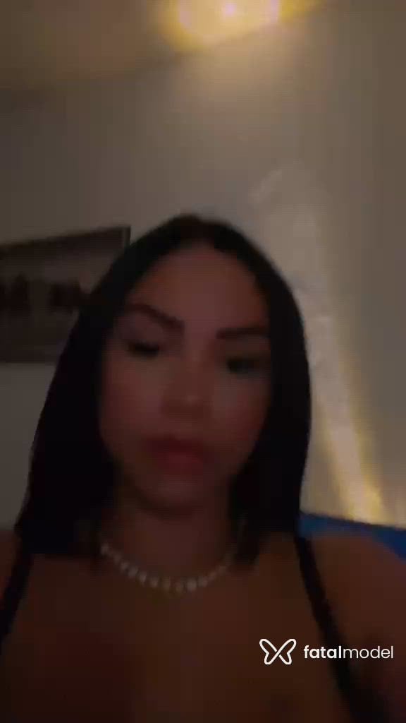 Acompanhante mulher morena (o) de olhos pretos - Capytu